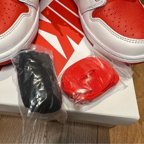 Jordan 1 Retro High OG - Picture 5 of 8